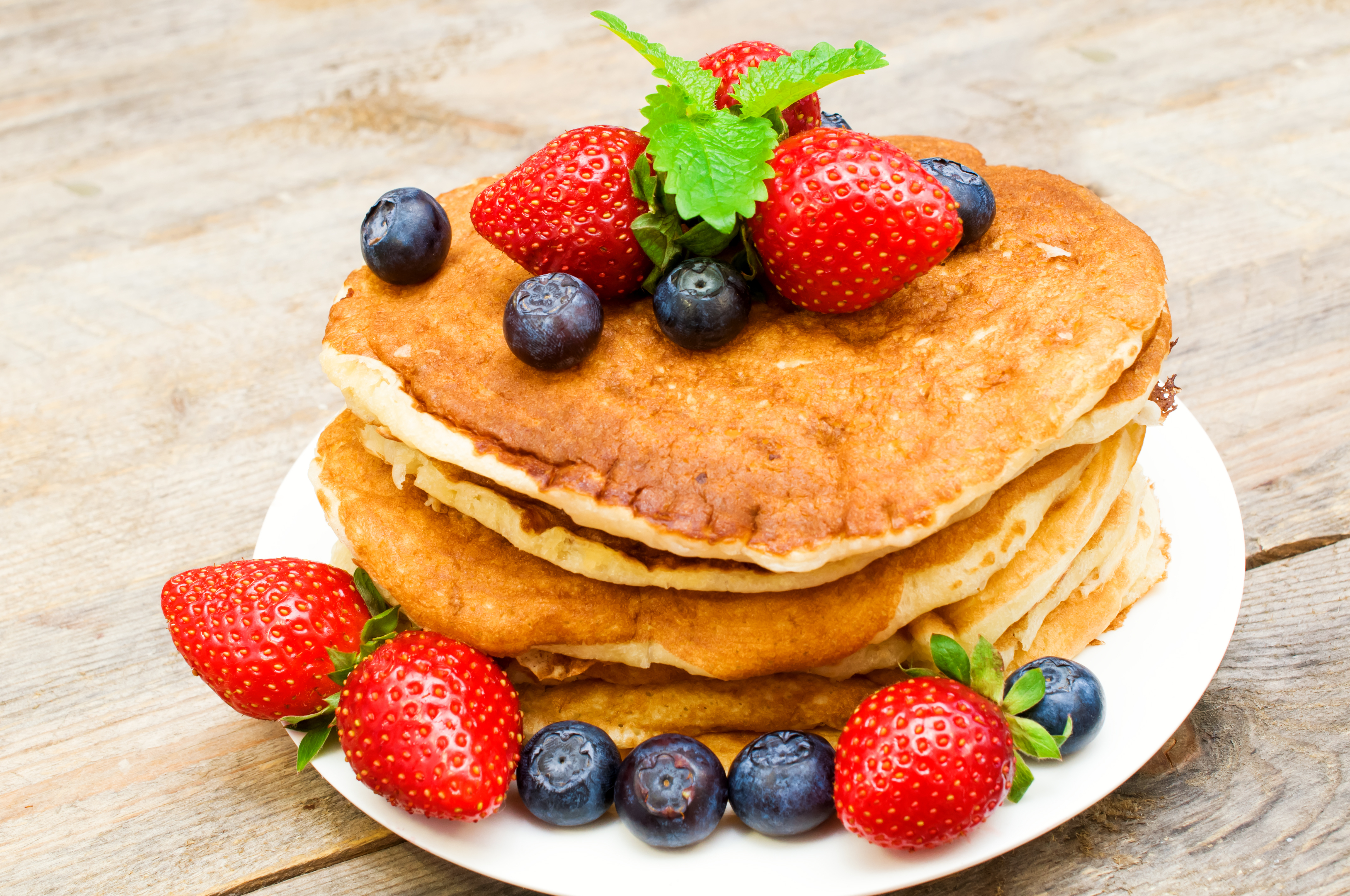 Havermout pannenkoeken met aardbeien en blauwe bessen